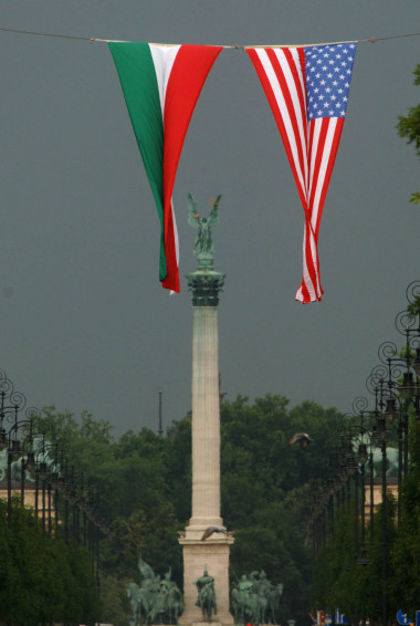 Magyarország-USA-Bush - Az amerikai elnök Budapesten - Zászl?