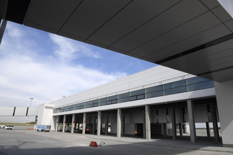 Felavatták a Liszt Ferenc-repülőtér új utasmólóját