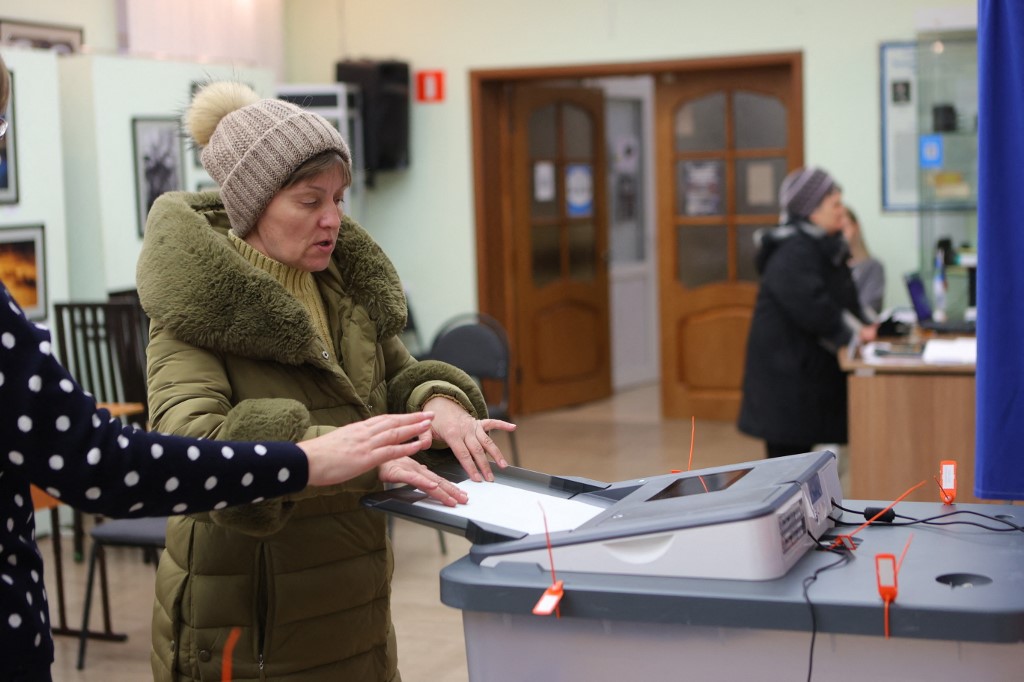 Orosz elnökválasztás: több helyen felgyújtották a szavazóurnákat
