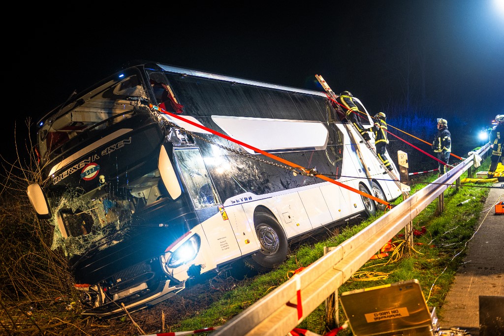 Újabb autóbuszbaleset Németországban: diákokat szállító busz borult árokba