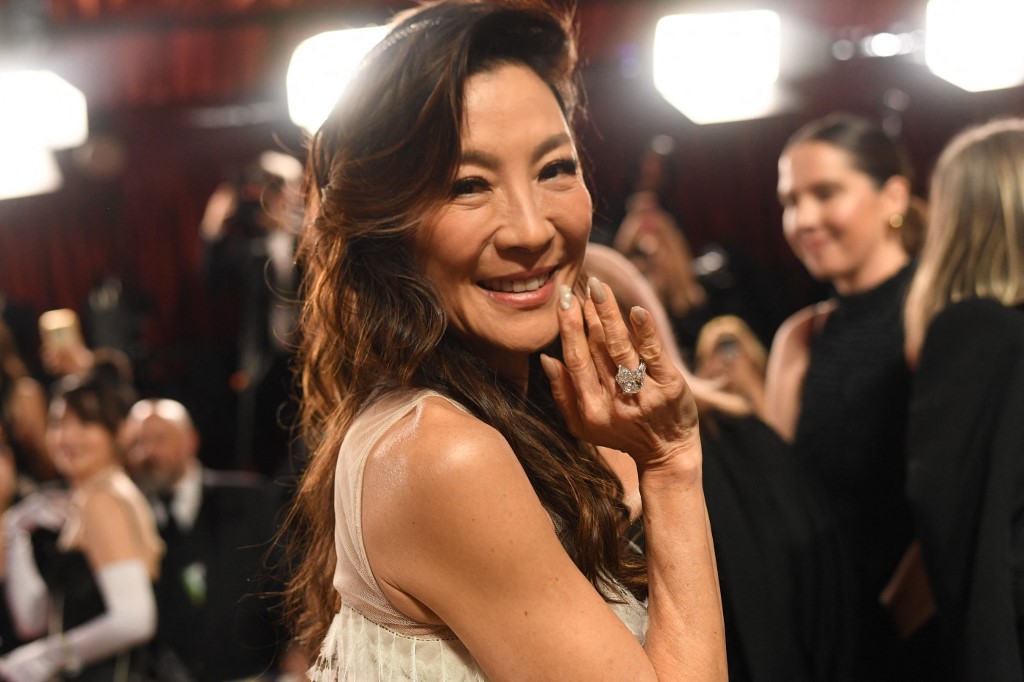 Michelle Yeoh kapja a Women in Motion-díjat Cannes-ban
