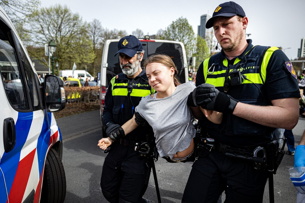 Greta Thunberg újra akcióba lendült, le is csukták érte 
