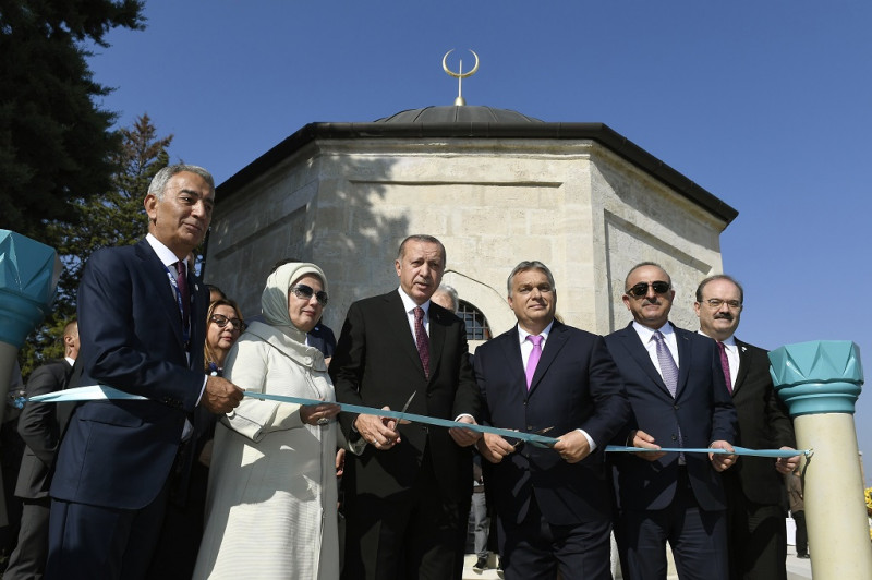 Erdogan Budapesten - Felavatták Gül Baba felújított türbéj