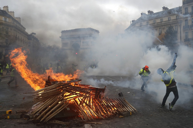 Sárgamellényesek tüntetése Párizsban