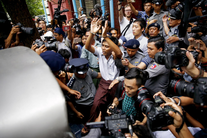 Rangun, 2018. szeptember 3. Kjav Szo Ót, a Reuters hírügynökség fogva tartott tudósítóját (k) kísérik rendőrök perének ítélethirdetése után egy ranguni bíróságról 2018. szeptember 3-án. A 32 éves Va Lont és a 28 éves Kjav Szo Ót