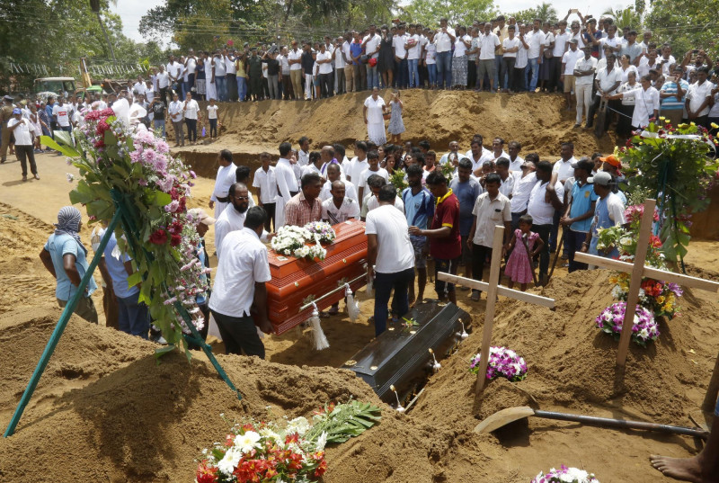 Colombo, 2019. április 23. A Sri Lanka-i merényletek áldozatainak temetési szertartása Colombóban 2019. április 23-án. A terrortámadásokat a Nemzeti Tauhít Dzsamaat nevű iszlamista szélsőséges csoport követte el húsvétvasárnap. A nyolc 