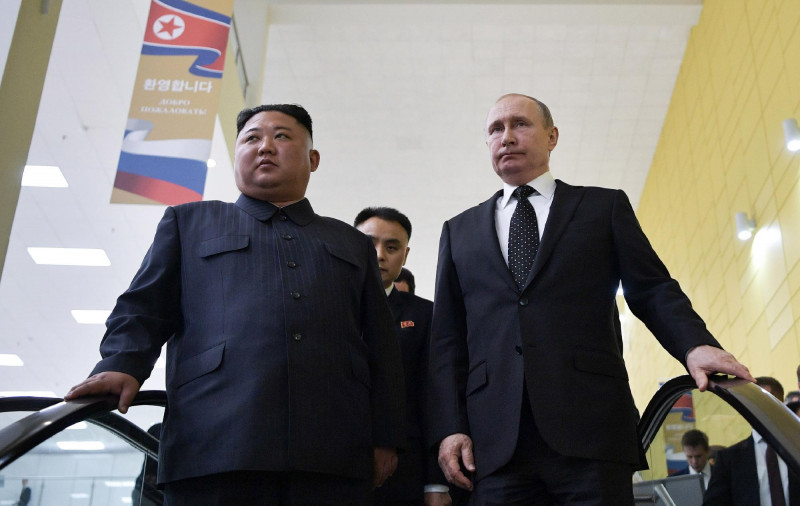 Vlagyivosztok, 2019. április 25. Vlagyimir Putyin orosz elnök (j) és Kim Dzsong Un észak-koreai vezető távozik tárgyalásuk helyszínéről a vlagyivosztoki Russzkij szigeten lévő Távol-keleti Szövetségi Egyetemen 2019. április 25-én. MTI/EP