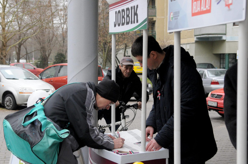 A Jobbik Budapesten is megkezdte az aláírásgyűjtést