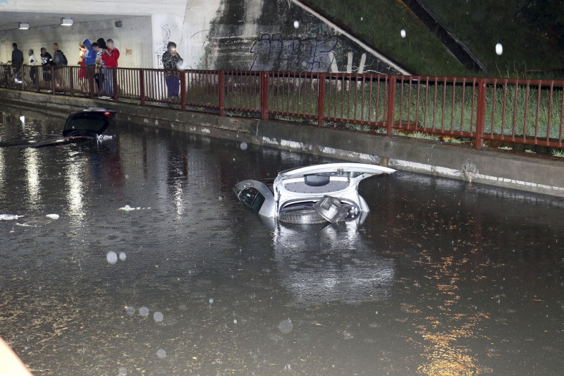 Vihar - Felhőszakadás után autók merültek el az esővízben