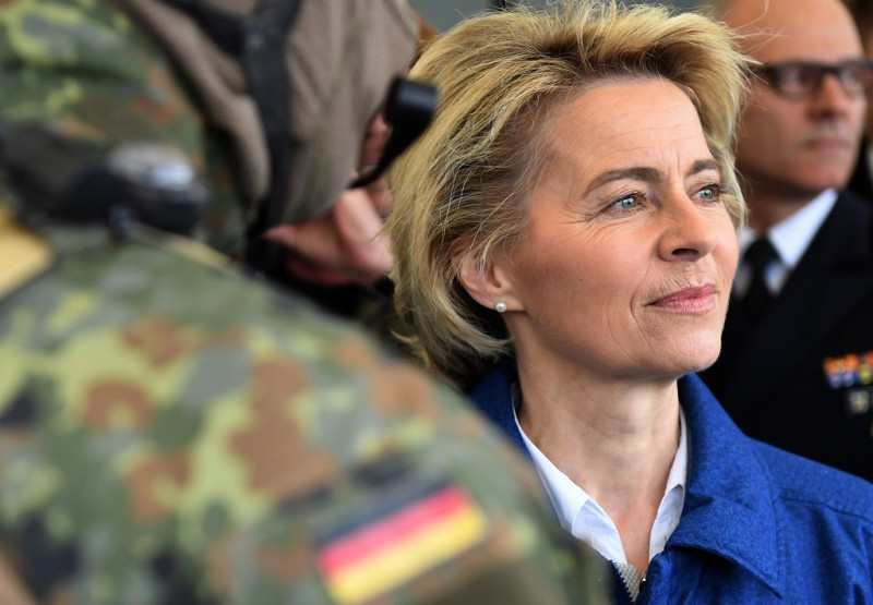A német védelmi miniszter a kieli bázison