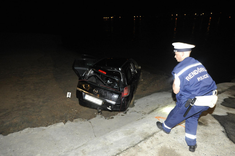 Meghalt egy férfi a Dunába gurult autóban a nagymarosi kompki