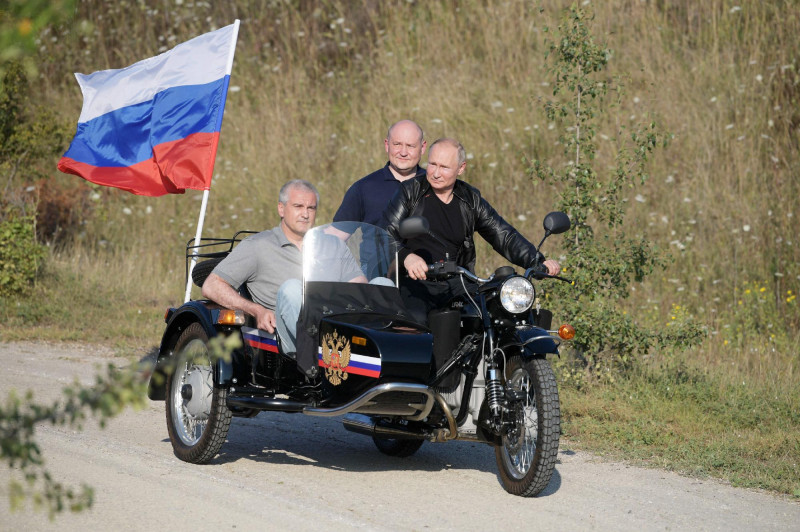 Putyin motorosokkal