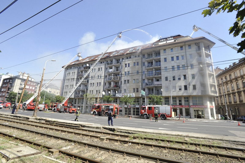 Tűz ütött ki egy hétemeletes lakóépület tetején Budapest