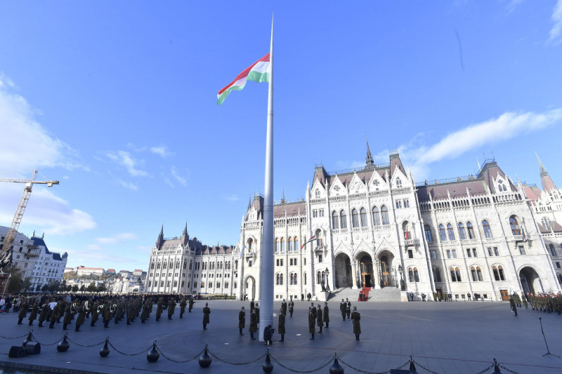Október 23. - Ünnepélyes zászlófelvonás az Országház el?