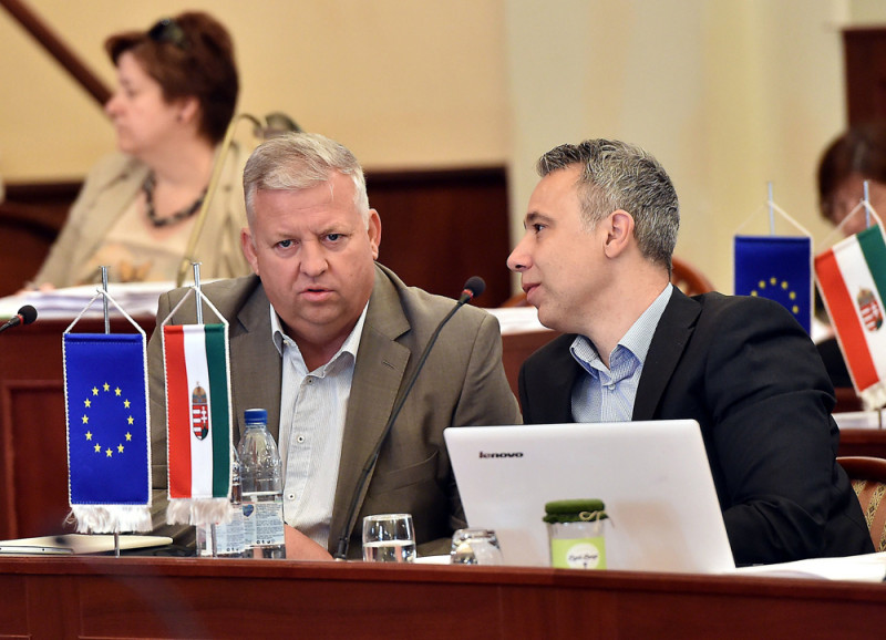  Szabados Ákos, Pesterzsébet (b) és Gajda Péter, Kispest polgármestere a Fővárosi Közgyűlés ülésén 2016. június 8-án.