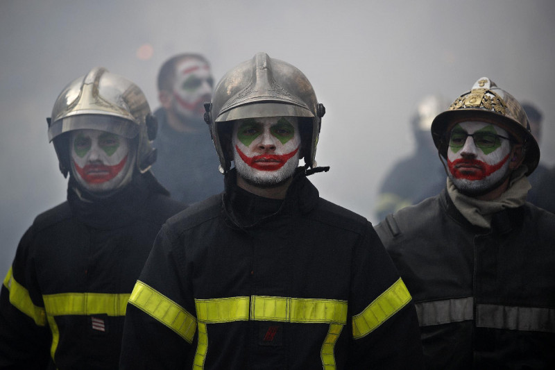 Tűzoltók tüntetése Franciaországban