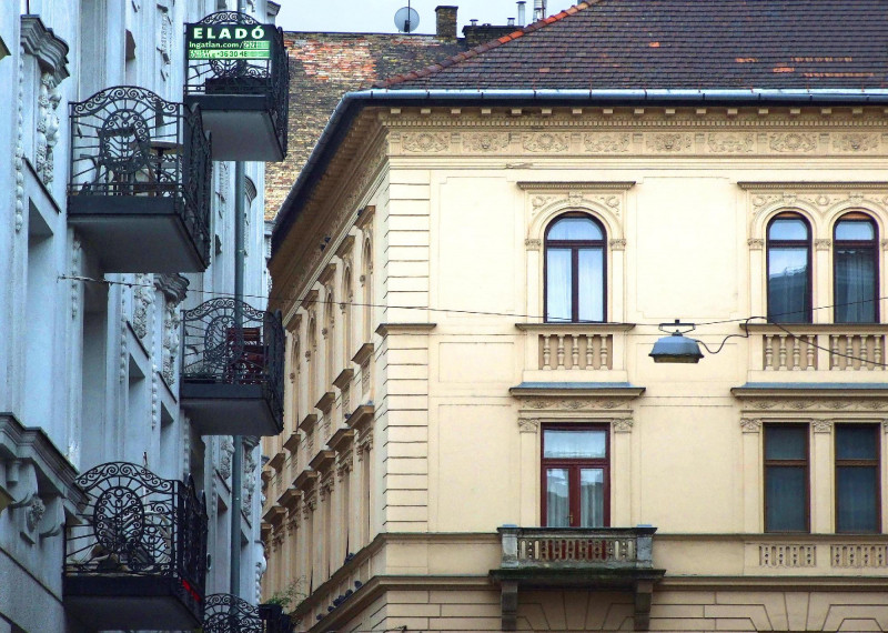 Lakáspiac - Budapest - Eladó lakást hirdető reklámtábla