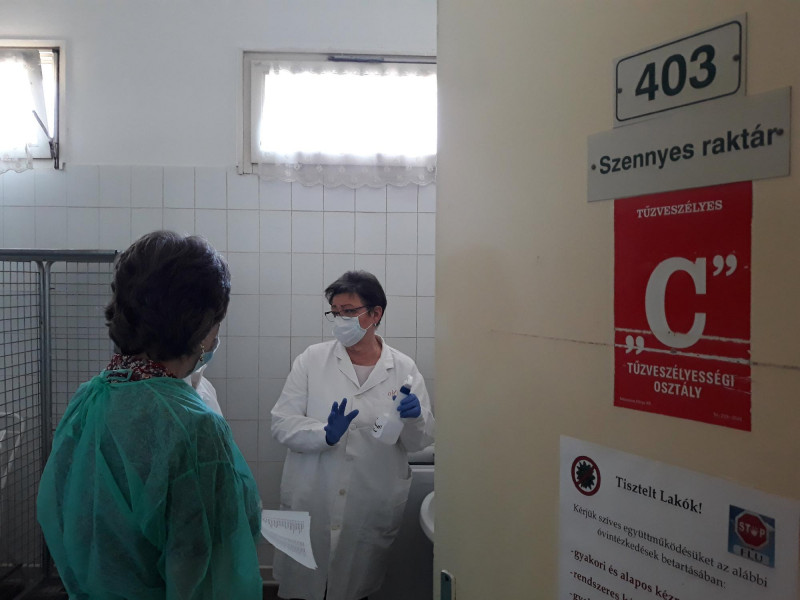 Koronavírus - Több mint 100 fertőzött és öt halott a Pesti