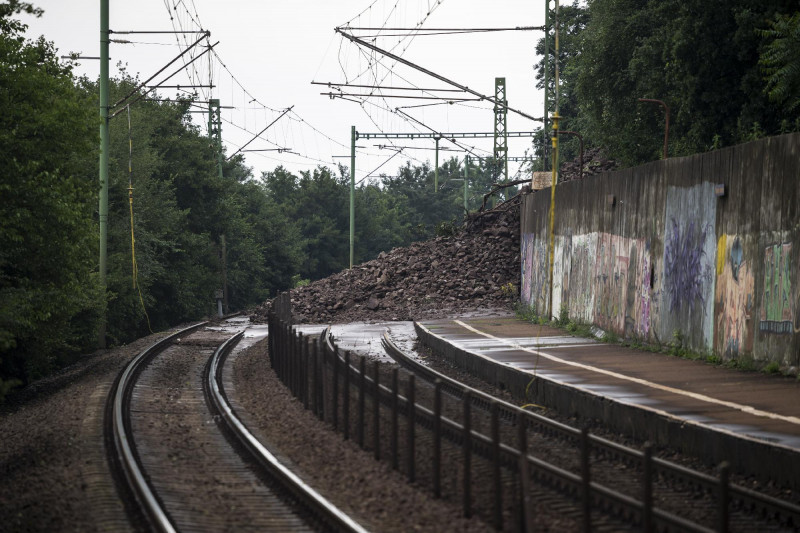 Esőzés - Sárlavina rongálta meg a vasúti töltést Zebegén