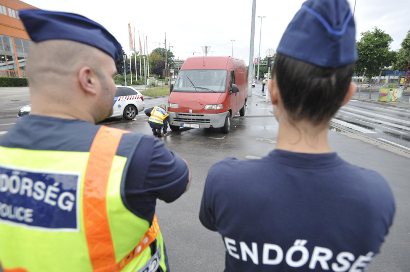 Három embert ütött el egy járdára felhajtó autó Budapeste