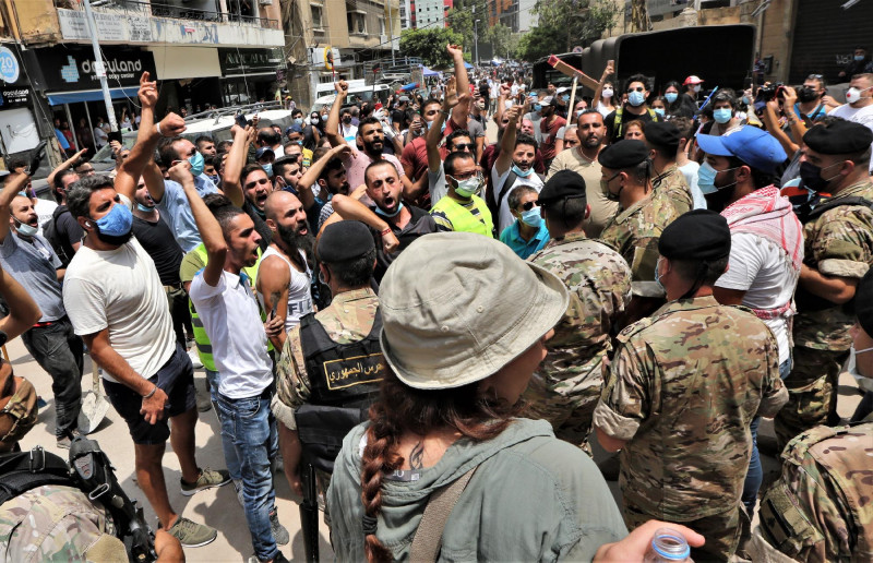 Kormányellenes tüntetés Bejrútban