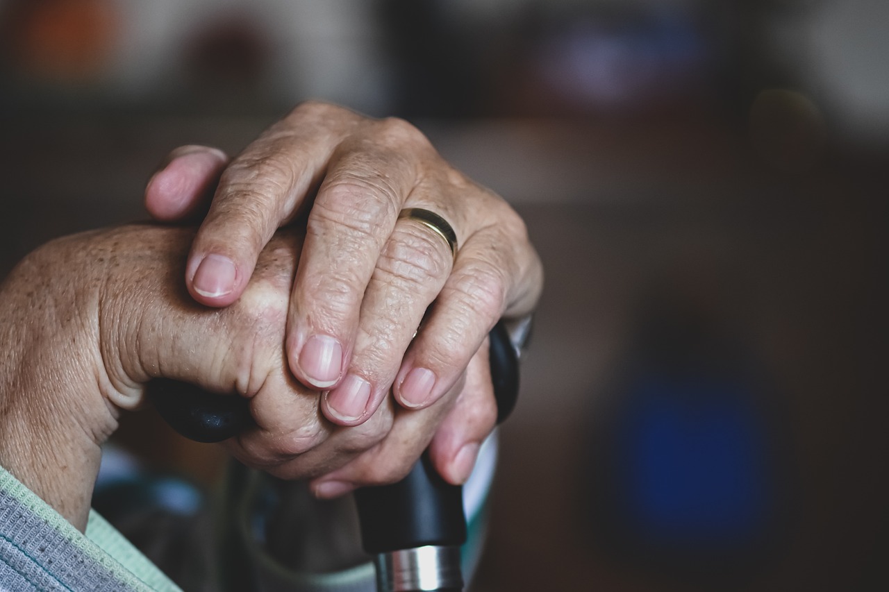 „Nyugdíjasoknak adtunk el minden szart” – óriási átverés az időseknek kínált „állapotfelmérés”, már a hatóságok is vizsgálódnak