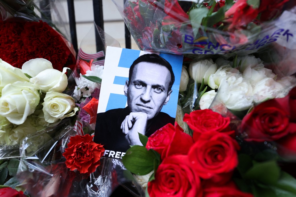 Még hetekig nem adják át Navalnij holttestét a családjának