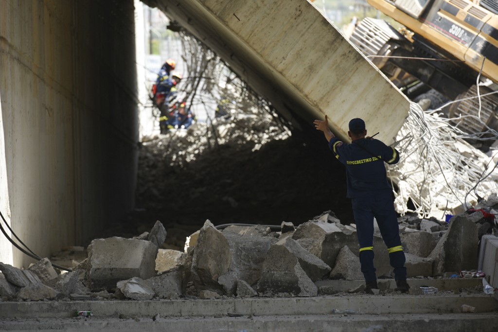 Összedőlt egy autópálya hídja Görögországban, több halott