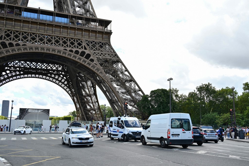 Legutóbb részeg turisták, ma egy ejtőernyős okozott bonyodalmat az Eiffel-toronynál
