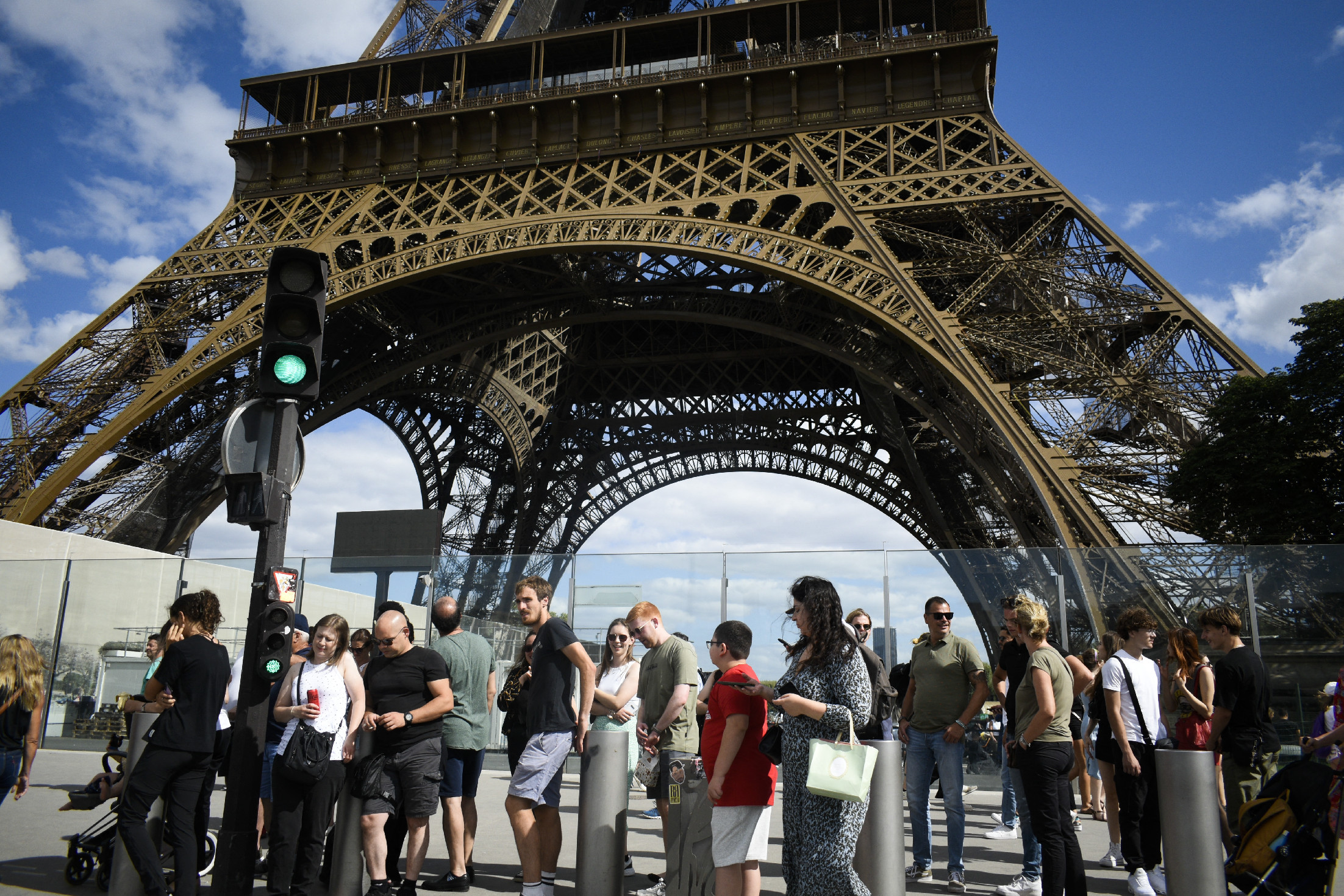 Annyira részeg volt két amerikai turista, hogy nem találtak ki az Eiffel-toronyból