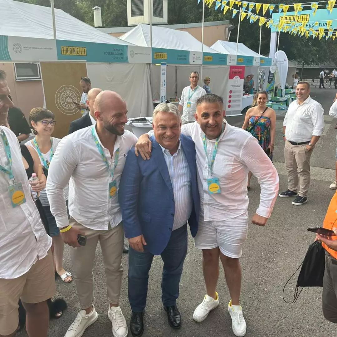 Győzike Orbán Viktorral is szelfizett, de még egy sztárpár fényképezkedett a Fidesz rendezvényén: fotók