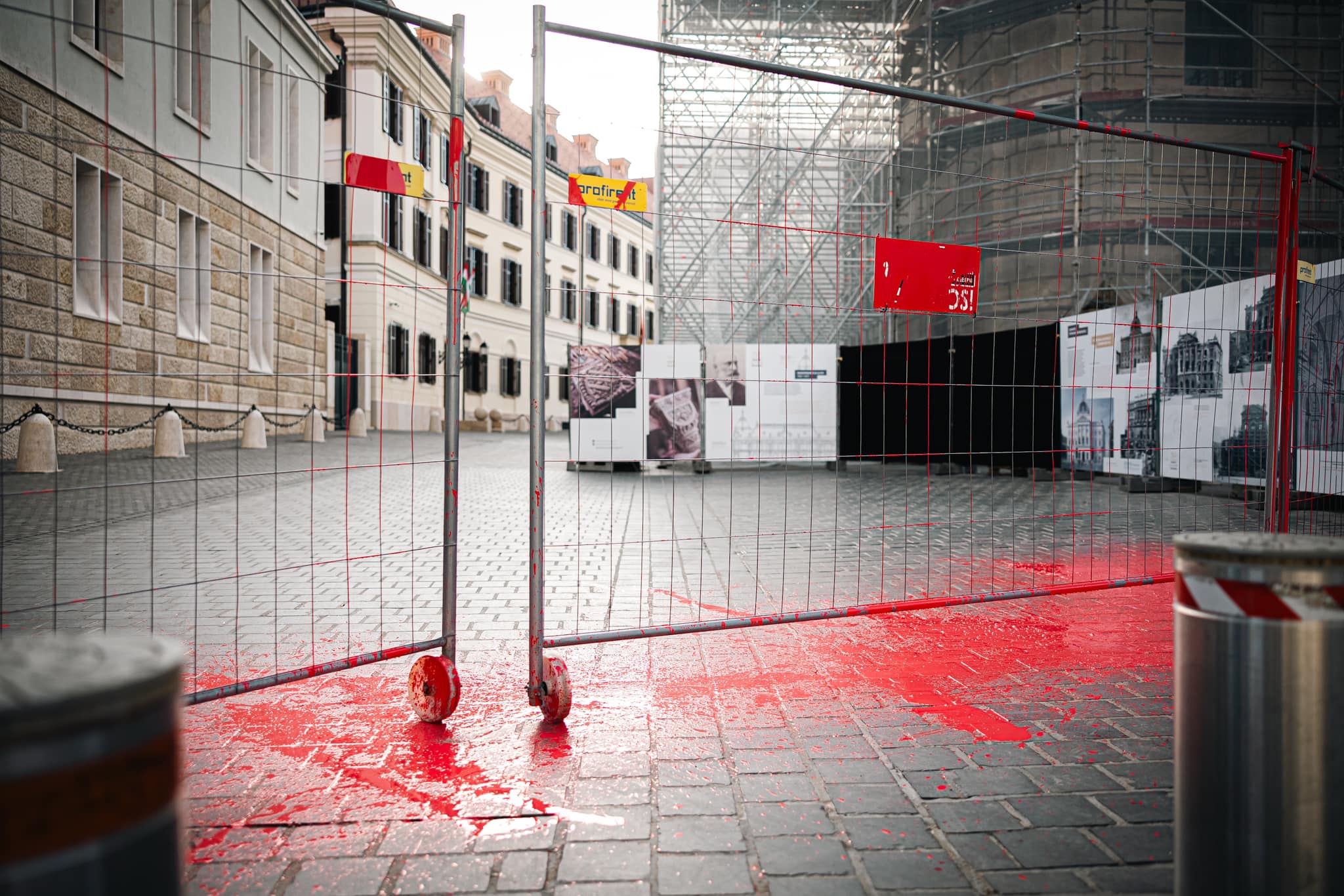 Vérvörös festékkel öntötték le a Karmelita előtti kordonokat a Momentum képviselői