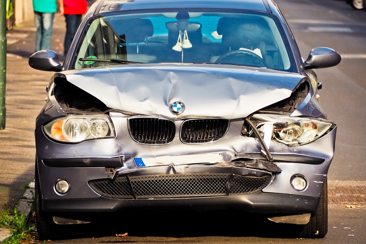 Manipulált fotón a törött autó, hamis rendszám – ilyen trükkökkel próbálkoznak a biztosítási csalók 