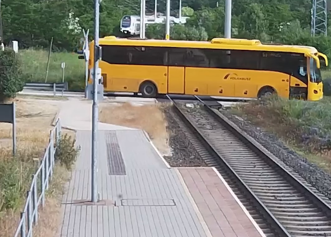 Tilos jelzés ellenére hajtott a sínekre a Volán buszsofőrje, a sorompót is letörte – VIDEÓ